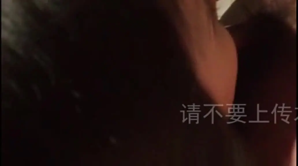 [不能只有我看到!]红衣小姐玩3P:你怎么不带避孕套，你有病啊!？ 明明如此骚却还会怕