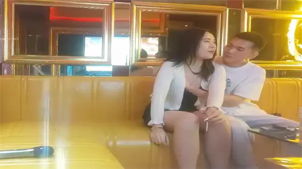 KTV包房狂艹风骚妩媚小姐姐，探花猛操淫水四溅浪叫不断
