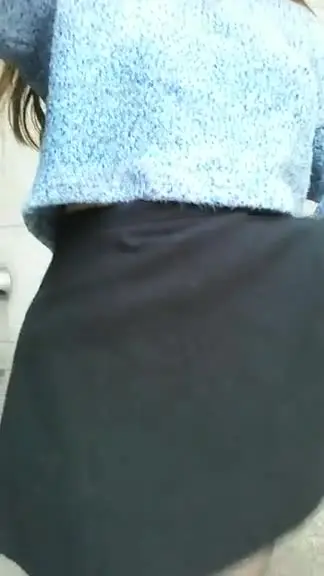 正妹野外露出狂!人行道掀上衣露C奶还不够!裙子里的丝袜透出毛毛蹤迹:没穿裤裤