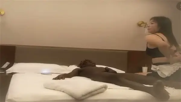 钟爱熟女！老黑重金约炮马尾风骚熟妇，激情啪啪高潮迭起