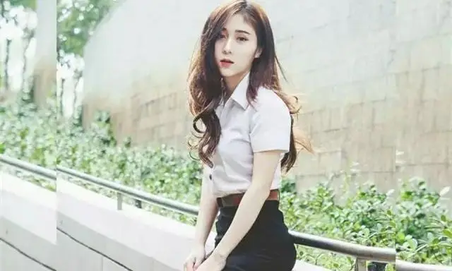 老哥找了个顔值不错苗条妹子直播啪啪 洗澡口交干到一半妹子生气了再继续