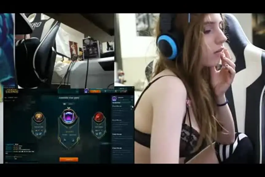 打LOL打到想打炮！大奶妹子直播打LOL顺便抠逼！游戏赢了观众也淫了：队友可变砲友吗