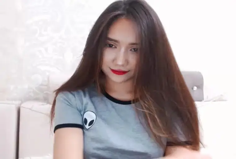 初尝色情视讯的华裔少女受不了网友说服一件一件脱啦-4