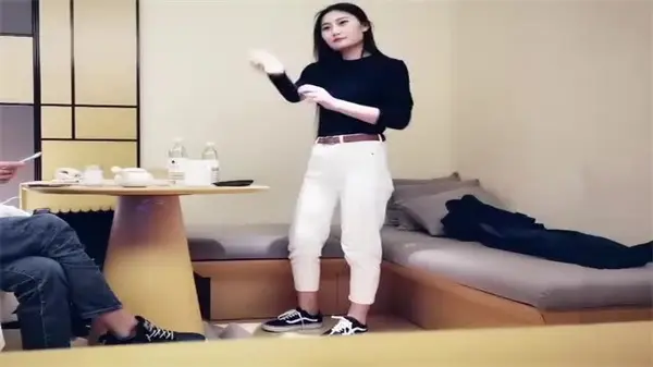 探花再战绝美黑丝尤物 偷拍激情野战啪啪实录
