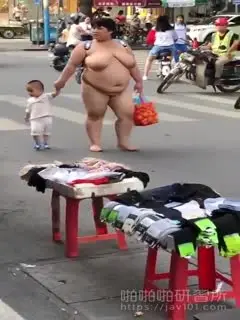 强国豪放妈当街晒小孩