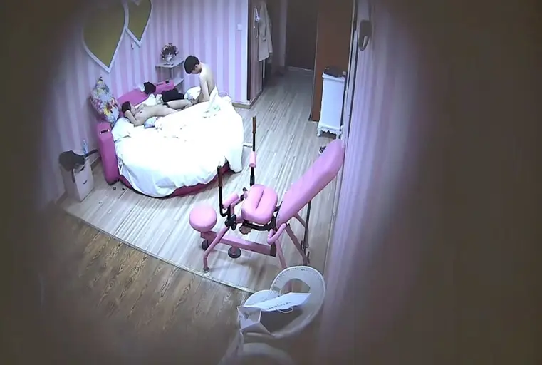 特色酒店偷拍连炮椅都不认识的清纯美女躺在床上只顾玩手游 男友急的当场扑倒她狠狠爆操 爽的也不玩游戏