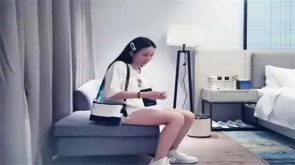 全国探花野战性感少妇，扒光狂操嫩穴，高潮喷水浪叫不停！