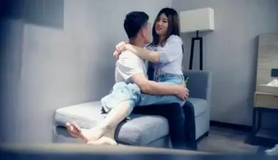 约性感长腿牛仔裤妹子.
