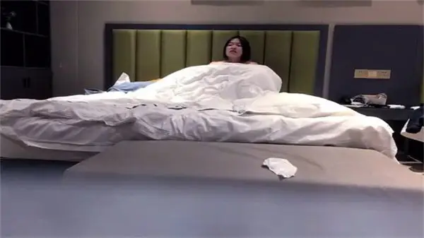 巨乳女学员酒店遭色狼教练诱奸，大奶狂晃被操到呻吟不断