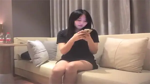 沈先生约操清纯小萝莉，酒店猛插嫩穴高潮喷水