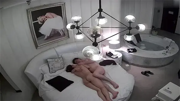 眼镜哥携火辣美女酒店开房，一夜连干三炮高潮迭起！
