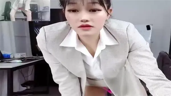 OL女神Ellie-Baby7办公桌下秘技初披露！新人妹子主动解锁职场诱惑姿势