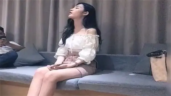 酒店激情约炮高挑短裙女神，笔直大长腿湿身肉体诱惑实录