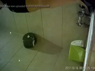 中国内某酒店会所KTV内女厕偷拍偷窥集21，长得还行