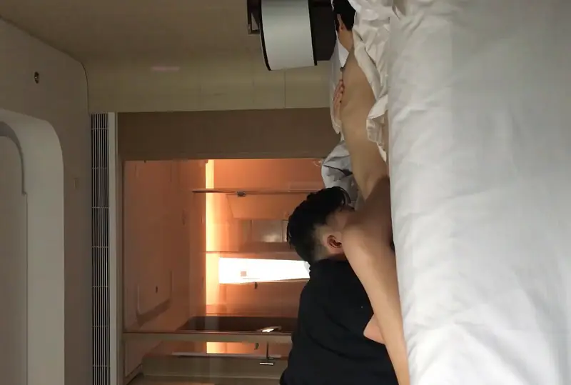 同学十周年聚会上再次碰到曾经暗恋的美女班长趁她喝多了借口送她回家时带到酒店调戏啪啪屁股又翘又性感