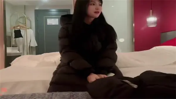 探花酒店3000元激情约炮，刚下海极品清纯美女，高端诱惑体验