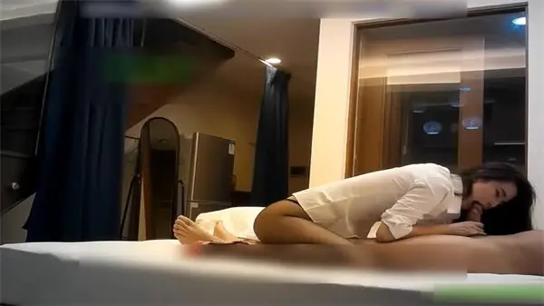 黑丝OL大长腿开档丝袜诱惑难挡，美女欲火焚身让人欲罢不能！