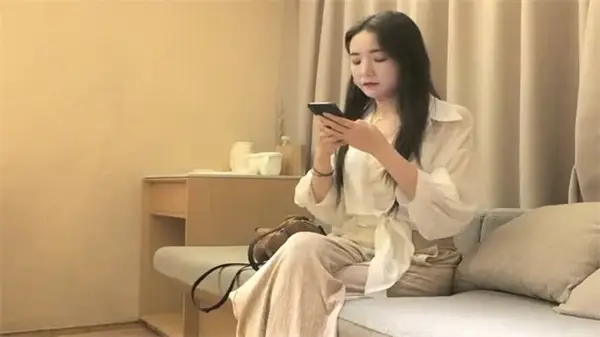 温柔白衣御姐酒店约炮遭扒光！趴倒侵犯全身舔吸实录