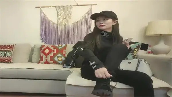 约炮实录：火辣黑帽外围女床战娇喘