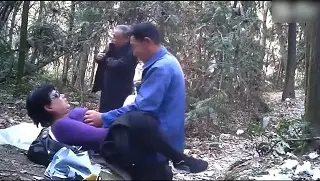 正港老汉推车！阿公阿骂果然吸了芬多“精”一把年纪还硬挺无比：连导游都骑上去