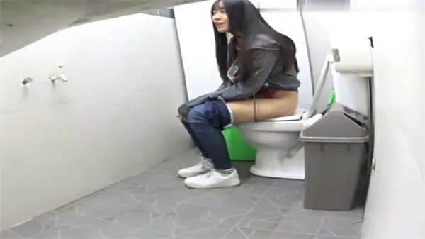 最新流出！厕拍大神潜入学生宿舍女厕，偷装设备偷拍女生如厕全过程