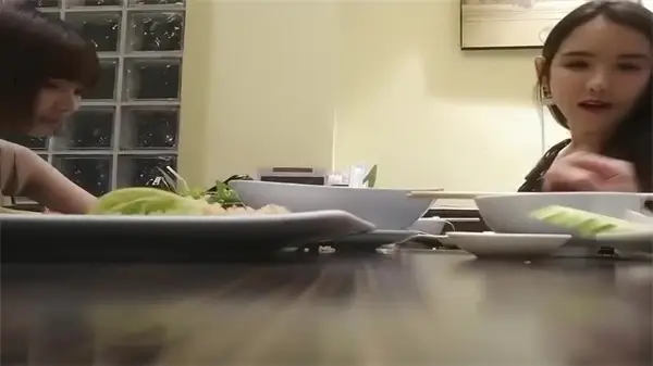 激情双飞前戏：自助餐补充能量，尽享性爱盛宴