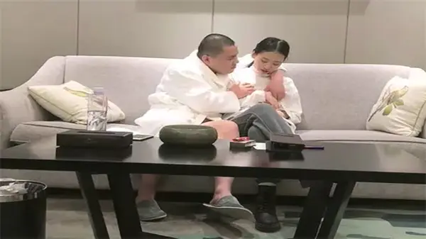 肌肉猛男狂艹高颜值嫩妹，淫水四溅高潮迭起！