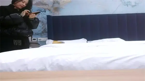 寻花偷拍：土豪重金约炮肥臀开裆黑丝骚御姐，跪地猛舔湿穴狂吞巨根！