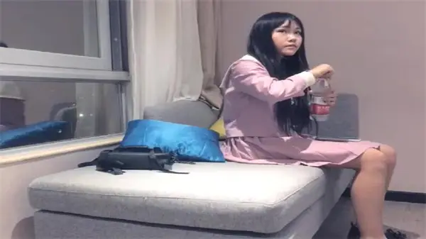 文轩探花极品学生妹制服诱惑：粉嫩肉体任你抽插，淫水直流