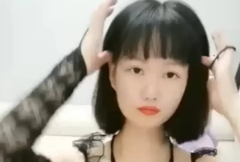 黑丝高跟颜值妹掰穴自摸!