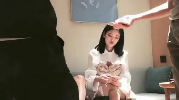 偷拍实录：巨根土豪重金包养苗条巨乳冷艳妹，私密约炮全记录！