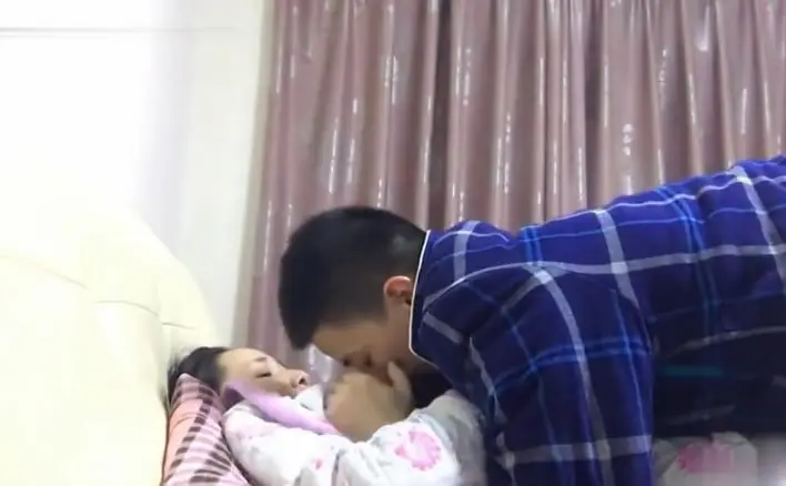 小别胜新婚！情侣久别重逢，激情春宵啪啪不停