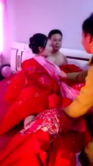 假闹洞房真把新娘扒光！哀号「不要啊～」胸罩被扯掉一群人还想再脱裤：老公吓呆