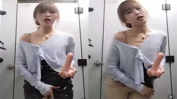 高跟肉丝苗条贫乳痴女公厕露出，淫声荡语撩骚互动，假屌爆菊自慰高潮喷发
