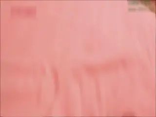 会所800元爆操刚破处不久的99年超漂亮小虎牙美女,下面很紧,爱不释手干完一次玩会手游接着操