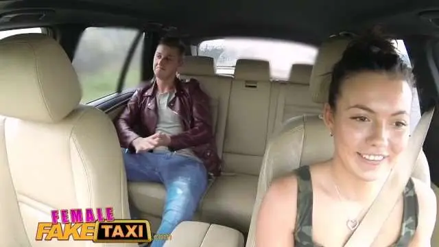 FemaleFakeTaxi 極品巨乳女司機誘惑乘客 車內狂幹到爆漿 白濁精液射滿雪白奶子
