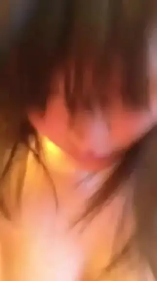 年纪那么小的女孩怎么那么大的巨乳!!脸还蛮可爱!