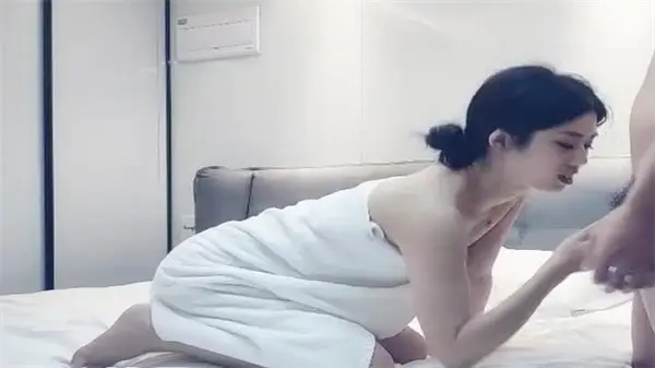 天天探花：甜美大长腿兼职嫩妹刚洗完澡就欲火难耐，激情第二炮狂野开战！
