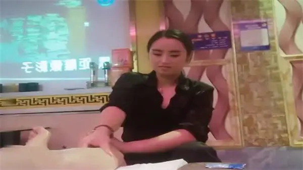 足浴会所选妃按摩，谈妥价格酒店激情啪啪
