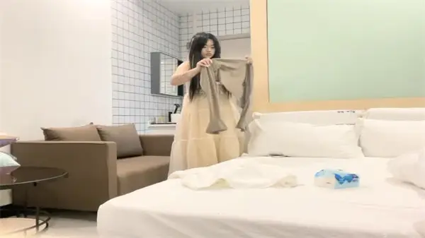 泡良大神征战肥臀爆乳良家妹子，壮硕小伙狂操肉感娇躯浪叫不停