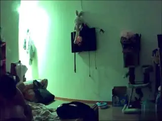 年轻小夫妻疯狂性爱纪录~把老婆压在墙上猛操~原来最爱的是关灯玩呀~