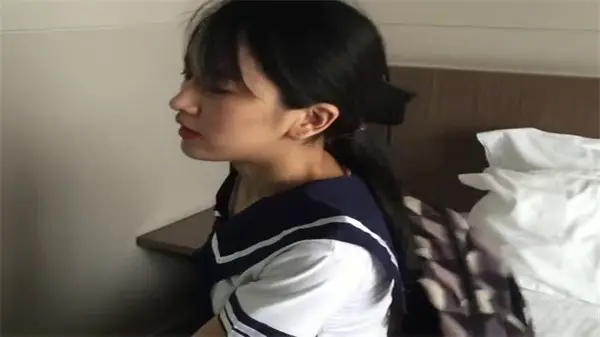 猥琐摄影师下药迷奸少女嫩穴