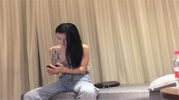 深夜猎艳 长腿靓妹白嫩美臀激情绽放 极品嫩穴任君品尝