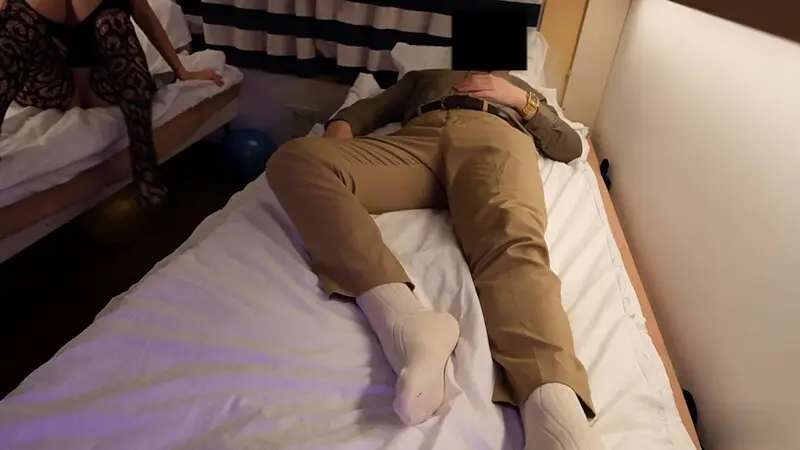 欲火焚身丰乳肥臀辣妹爬上床，翘起美臀深喉含肉棒，扶墙后入疯狂抽插，揉捏巨乳浪叫不断！