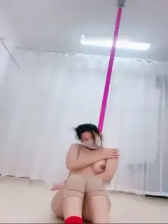 超绝爆乳教师怒操高难度裸体一字马 钢管自慰蜜汁泛滥 私处春光乍泄直击绝顶高潮