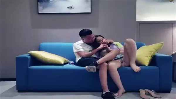 天价双飞盛宴：极品萝莉兼职嫩妹双双侍奉，任你尽情玩弄