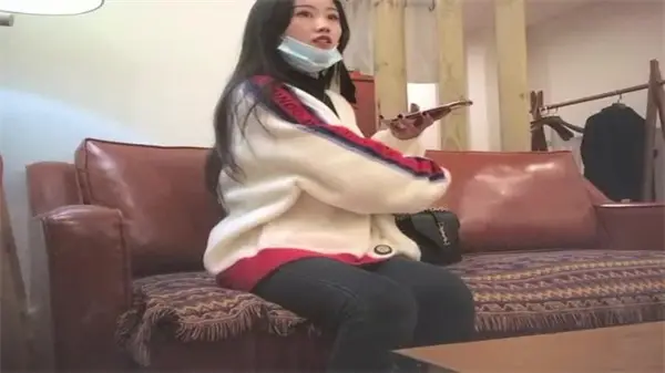 【探花偷摄】巨根土豪高价约炮苗条巨乳妹！骑乘上位狂摇蜜臀，浪叫呻吟喷水不止！