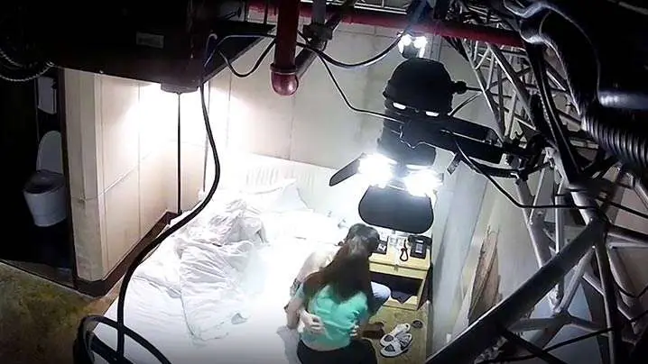 偷拍大学生情侣！下午酒店狂干巨乳校花内射高潮