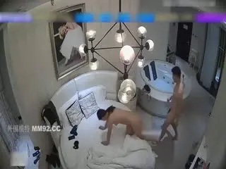 主题酒店豪华房拍摄到的时尚气质性感美女和情人开房爱爱