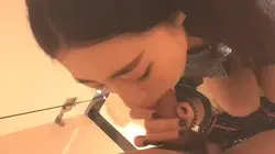 女神玩刺激的在餐厅的厕所里自拍
